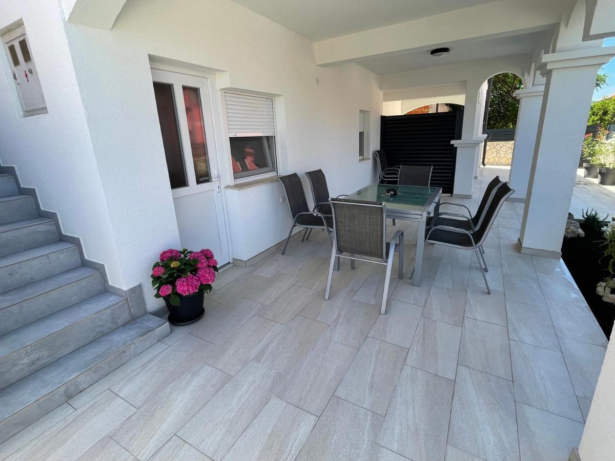 Apartmenthouse Ines Vir Exterior photo